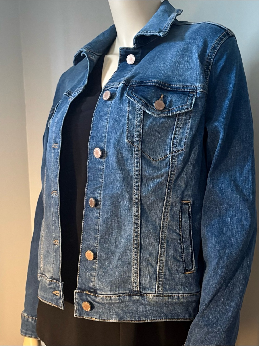 Jordache Classic Medium Wash Denim Trucker stretch Jacket, women’s Sz M.